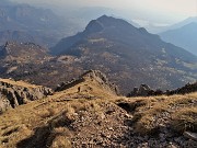 65 In discesa con attenzione dallo scosceso Sentiero delle capre 